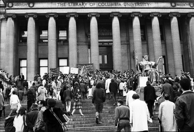 Estudiantes y docentes de la Universidad de Columbia en la década del 60
