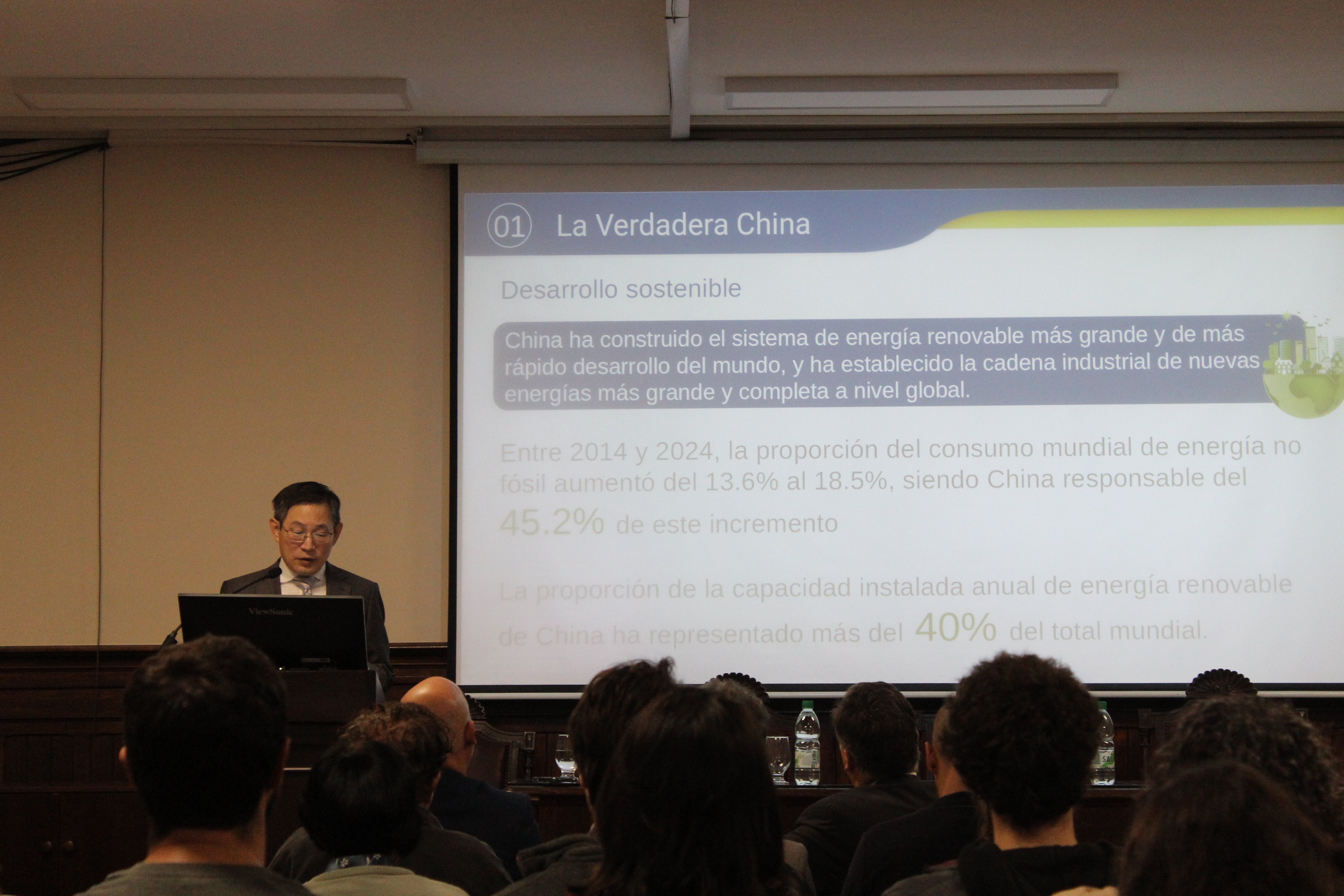 Embajador de China exponiendo