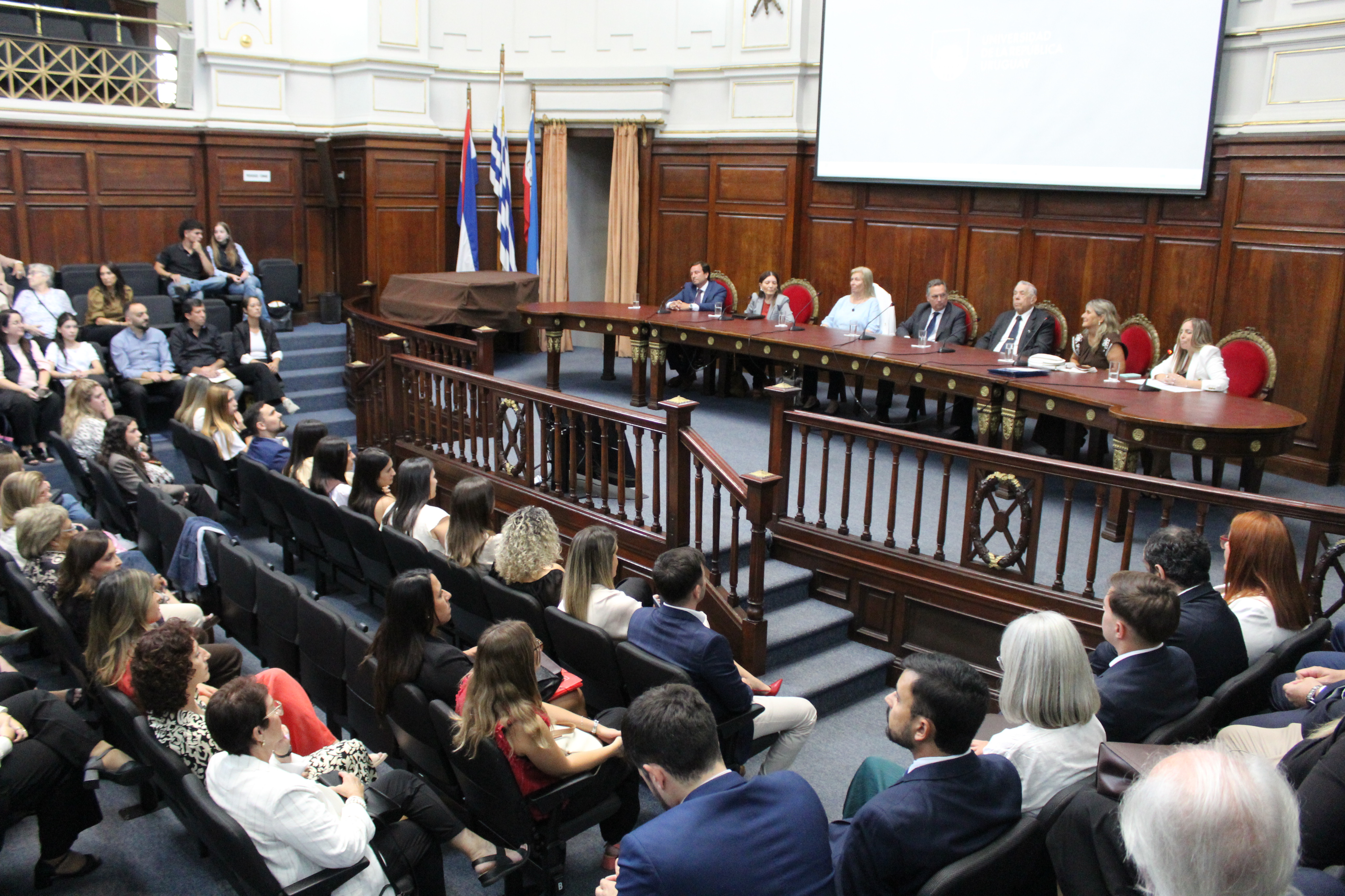 Vista general de paraninfo con estudiantes de la Escuela de Posgrado