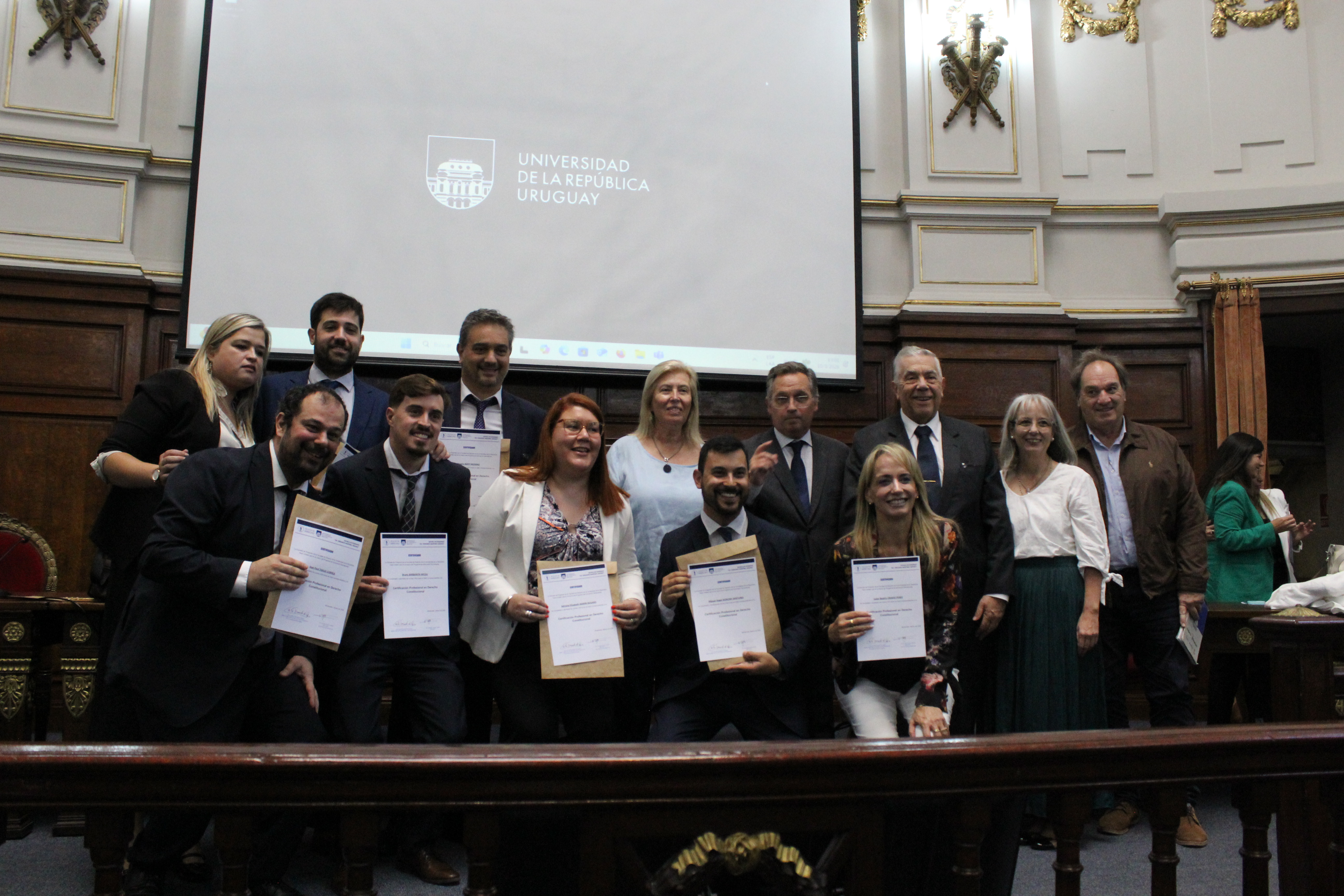 estudiantes muestran sus certificados en el Paraninfo