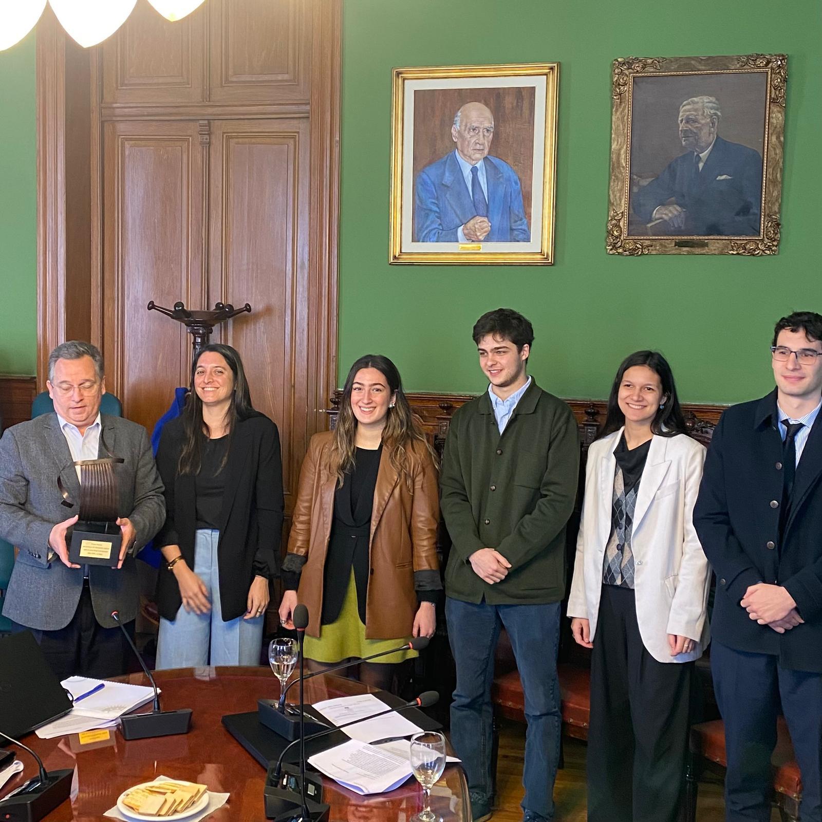 Decano con estudiantes