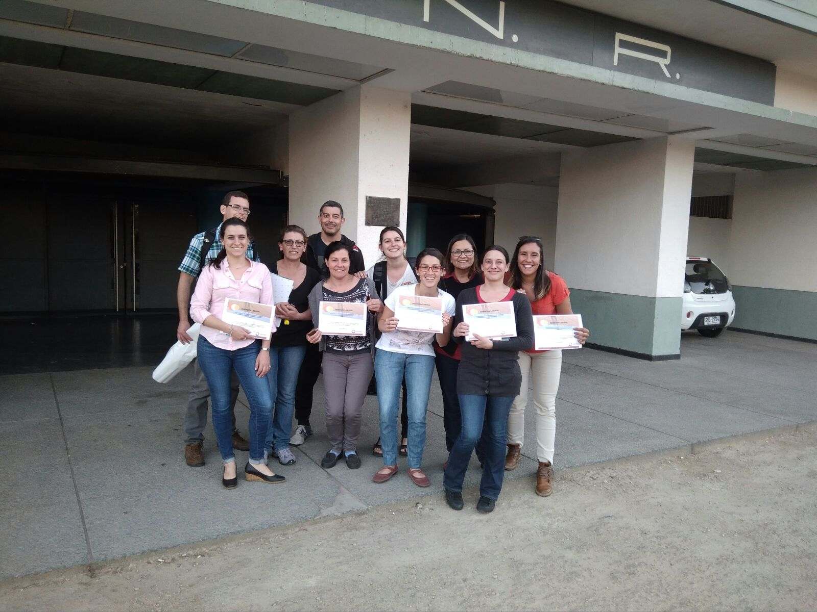 Grupo de estudiantes, docentes y operadora penitenciaria culminando el tercer taller en la Unidad Nº 5 de Montevideo.