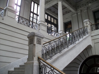 Escalera a Sala Maggiolo