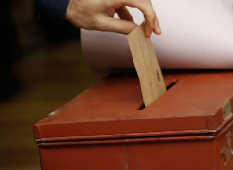 persona votando