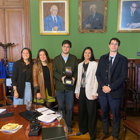 Equipo posando con premio