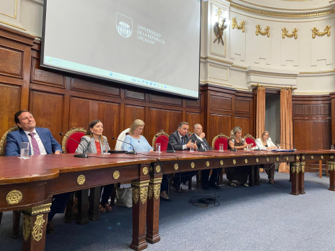 Mesa en el Paraninfo con el Decano de la Facultad de Derecho, directora de la Escuela de Posgrado y docentes
