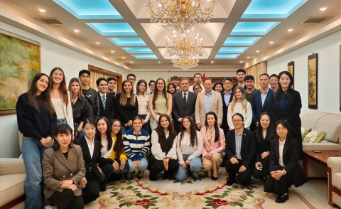 Autoriades embajada China, decano Facultad de Derecho y estudiantes