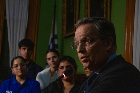 Decano hablando en el Claustro