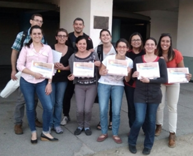 Grupo de estudiantes, docentes y operadora penitenciaria culminando el tercer taller en la Unidad Nº 5 de Montevideo.