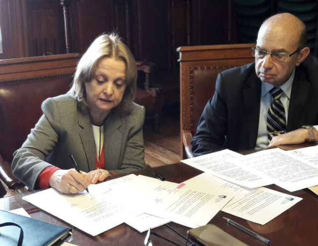 Decana Mangarelli firma convenio