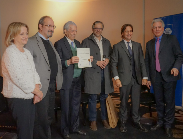 Mario Vargas Llosa recibió título de Doctor Honoris Causa de la Udelar