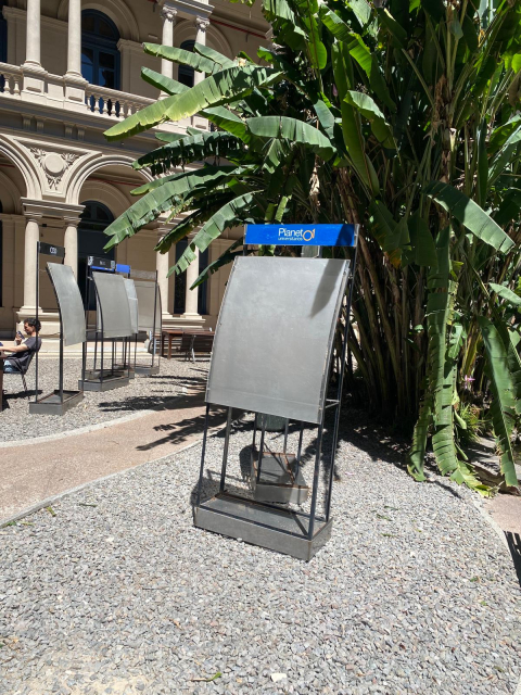 carteleras en el patio