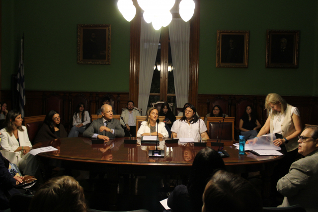 Mesa del claustro instalada