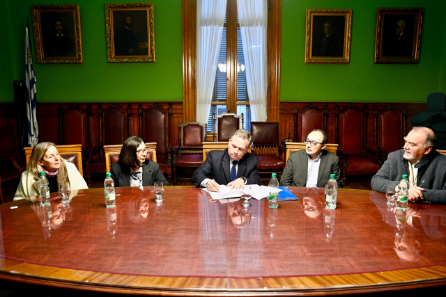 sala del consejo. autoridades firmando convenio
