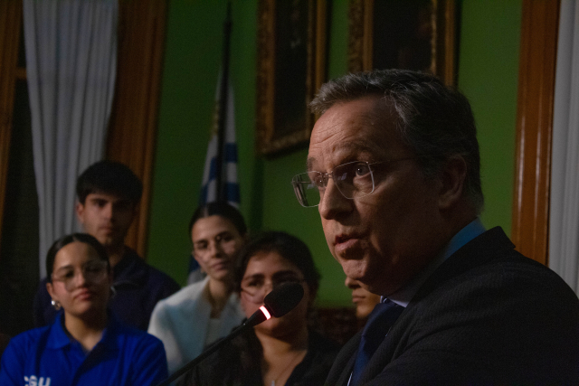 Decano hablando en el Claustro